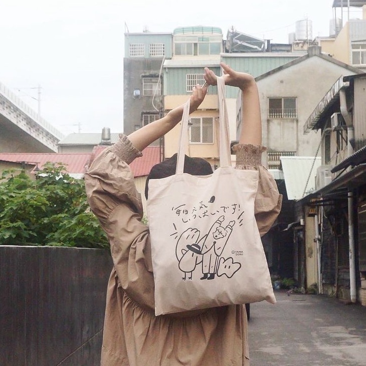 「Mr.Bird shoulder bag」ミスター・バードのショルダーバッグが、一日中いい気分を運んでくれます。