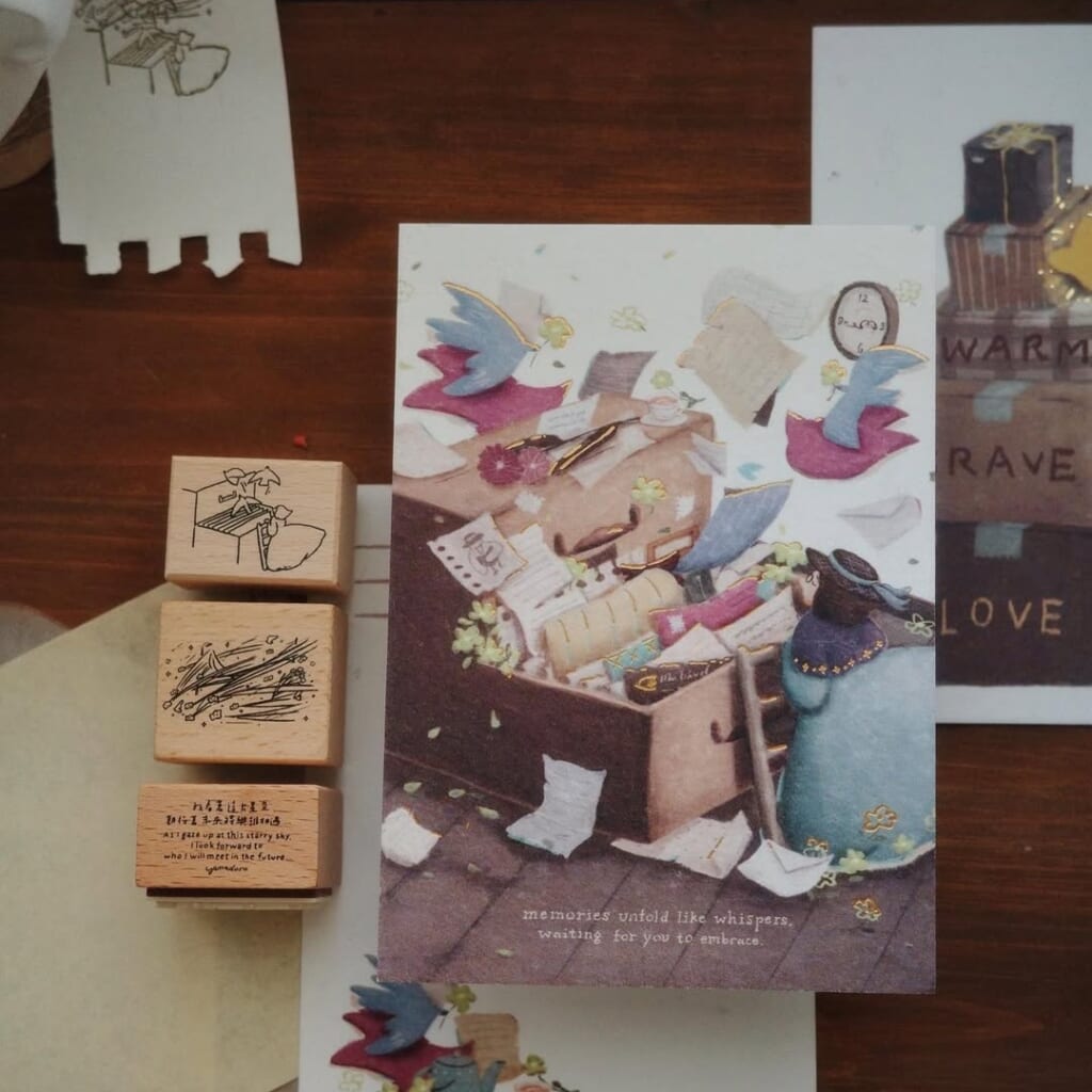 「whisper unfolding post card」心のこもったメッセージを送るための、楽しいサプライズでいっぱいの金箔入りポストカード