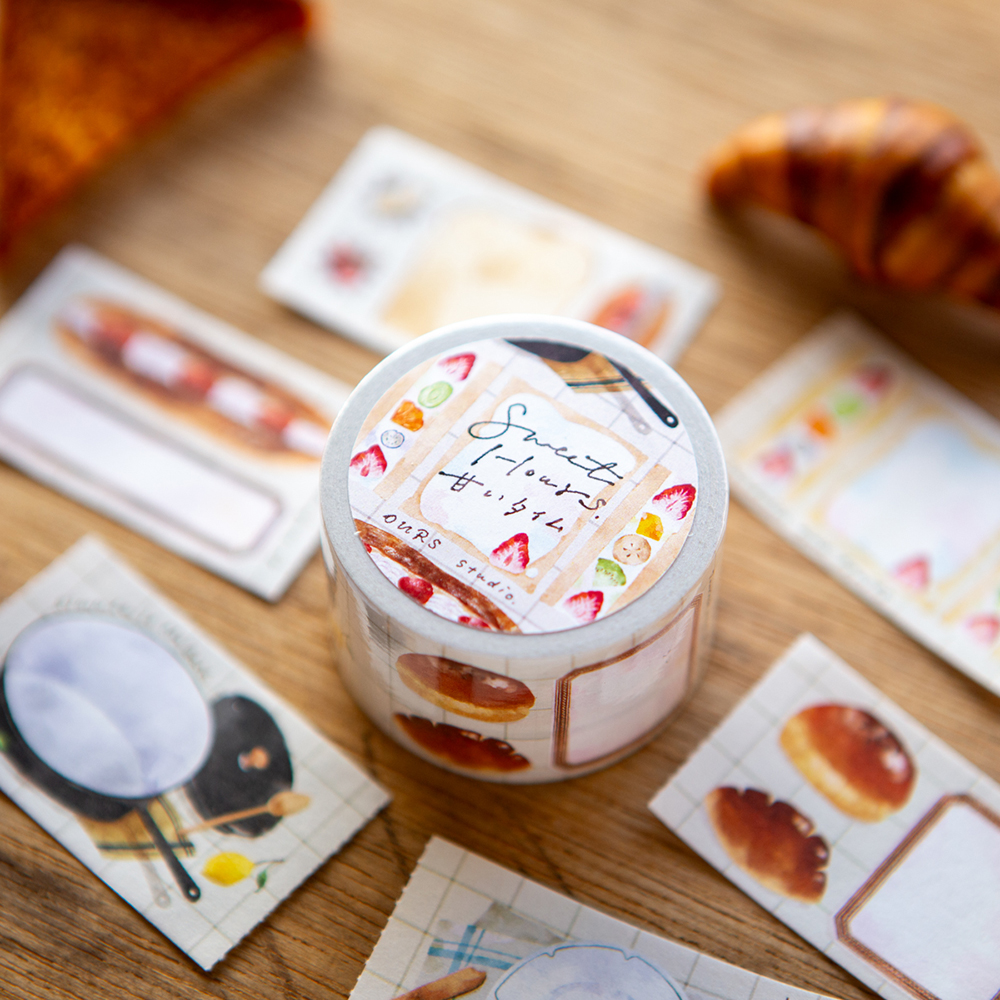 「Sweet Hours ステッカーメモロール」ジャムやクリームパンの甘いひとときをテーマにした、メッセージ入りのメモロールです。