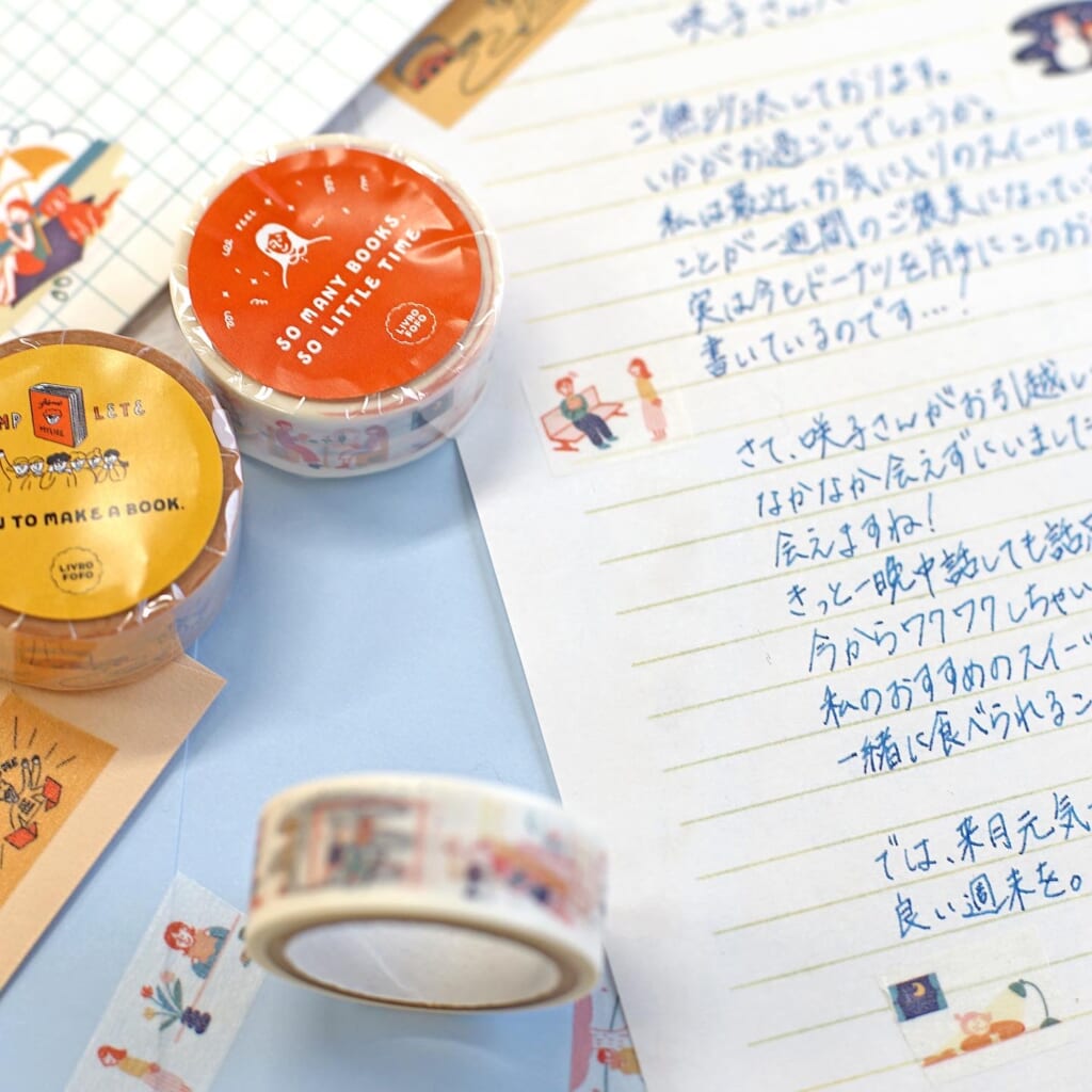 「マスキングテープ」全部で5種類あります。レトロな本モチーフや四季のイラストをお楽しみください！　油性ペンで文字を書けるものもあります！