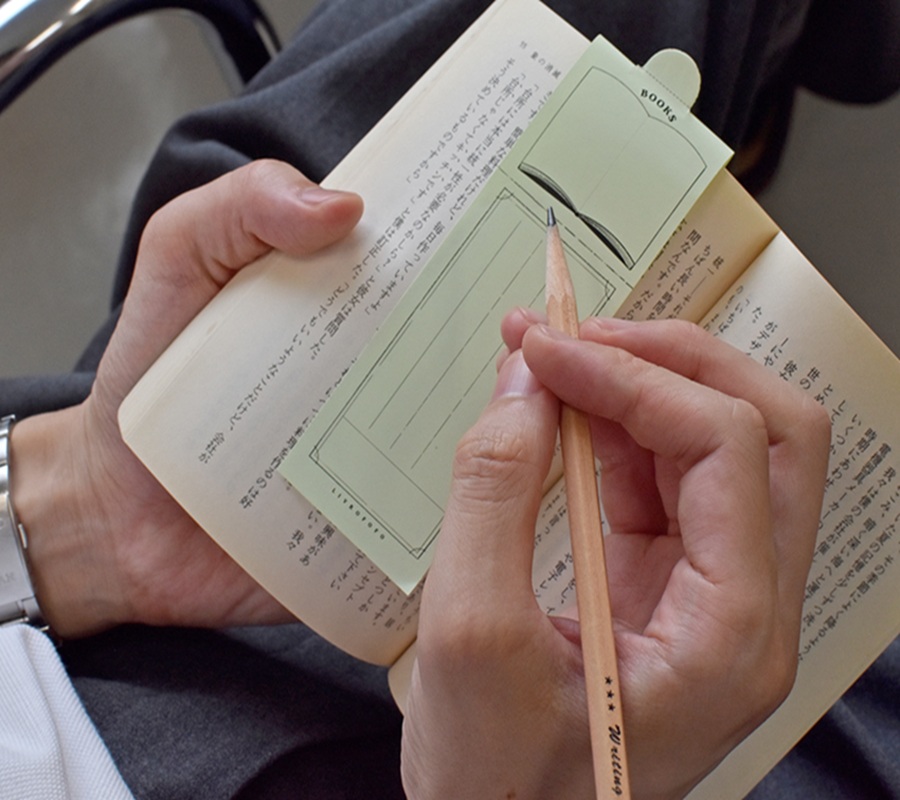 「こまメモ-本屋さんの売上スリップみたいなメモ-」一度は本屋さんで目にしたことのある売上スリップを模したメモ。細長いので、しおりや付箋としても大活躍！