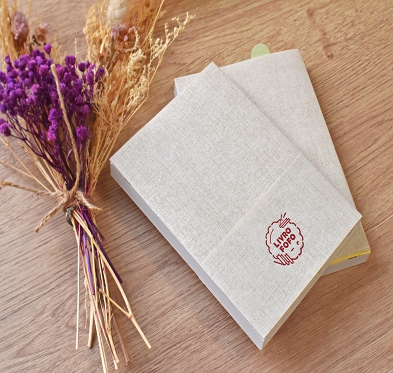 「Blank Book」まるで文庫本のようなノートです。中のページは無地になっているので、シール帳やデザイン帳など使い方は自由自在！