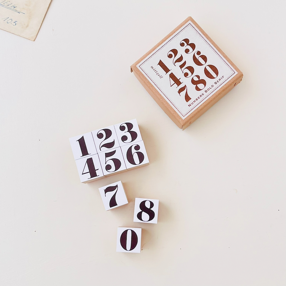 「 Numbers Bold Serif 」ひとつ2cm角の数字スタンプセットです。ボールドセリフフォントの数字たち、いろいろなカラートーンでお楽しみくださいね。