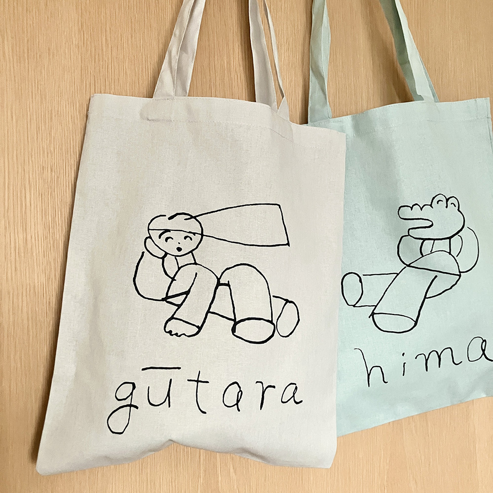 「バッグ・ぐうたら／ひま」ぐうたらしている女の子と、ひまそうにしているワニのバッグ。