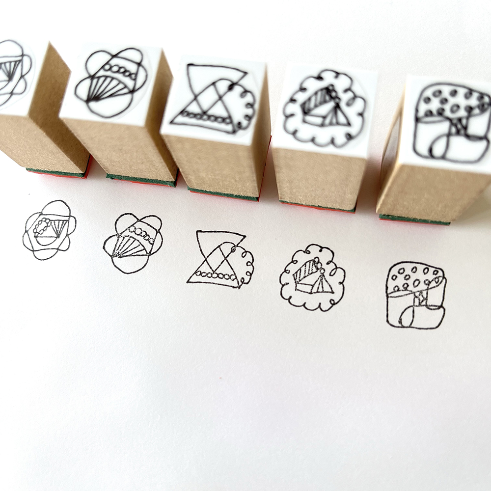 こちらは少しだけ小さいサイズのはんこ5種類もあります！