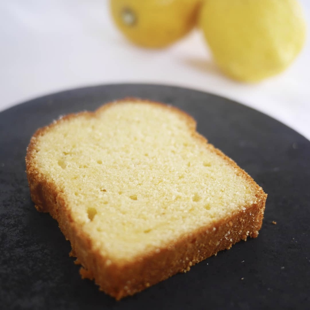 「檸檬のパウンドケーキ」。キュンと酸味の効いた、国産檸檬のシロップたっぷり。
