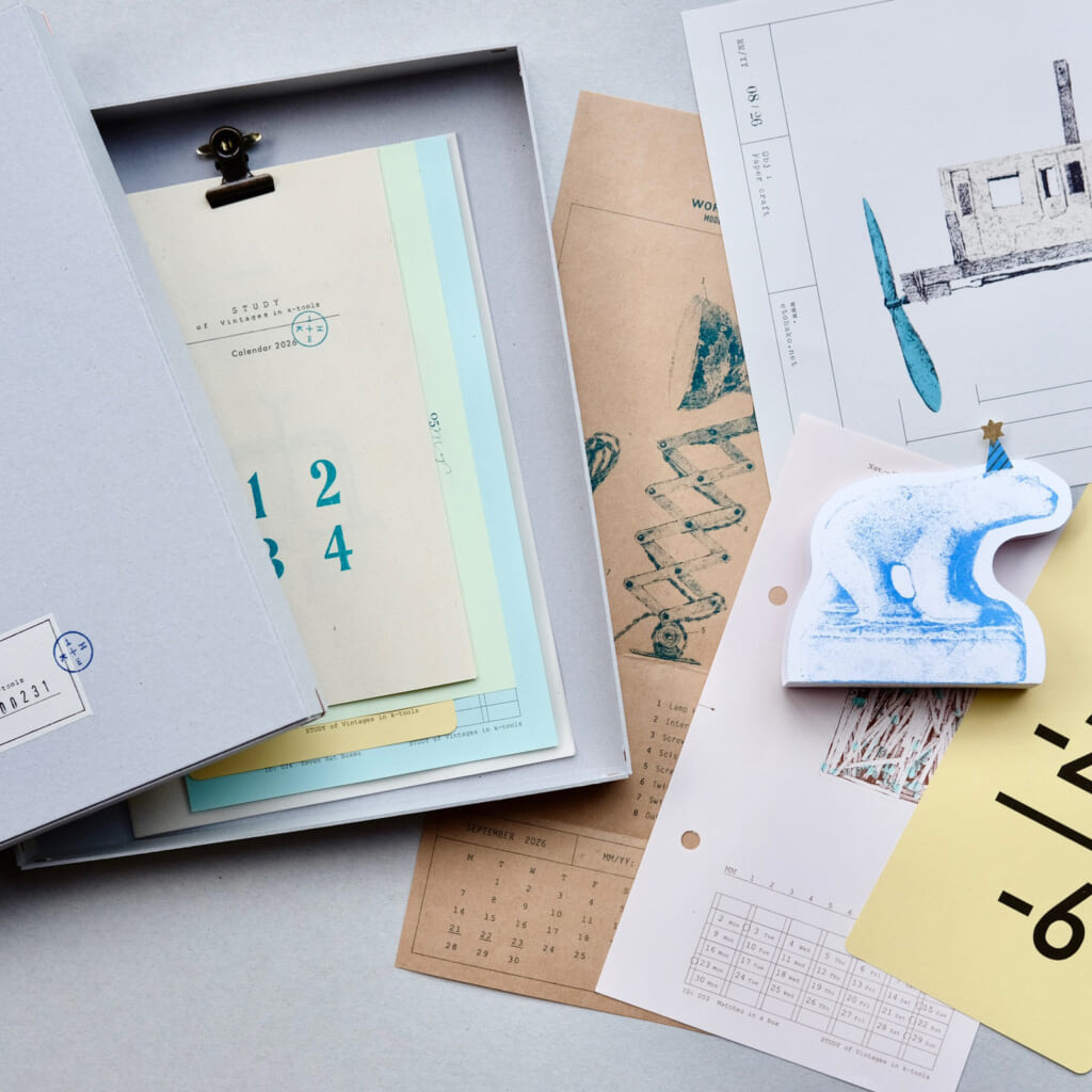 「calendar2026」毎年制作している箱入りのカレンダー。今回は三重の古道具店k-toolsの品々をモチーフに外国の教材のようなイメージで制作しました。
