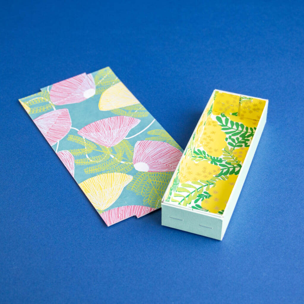 「MASKING TAPE BOX」ホッチキス留めの収納ボックス。マスキングテープがお行儀よく並びます。お手持ちの引き出しの中などで活用しやすいシンプルな形状