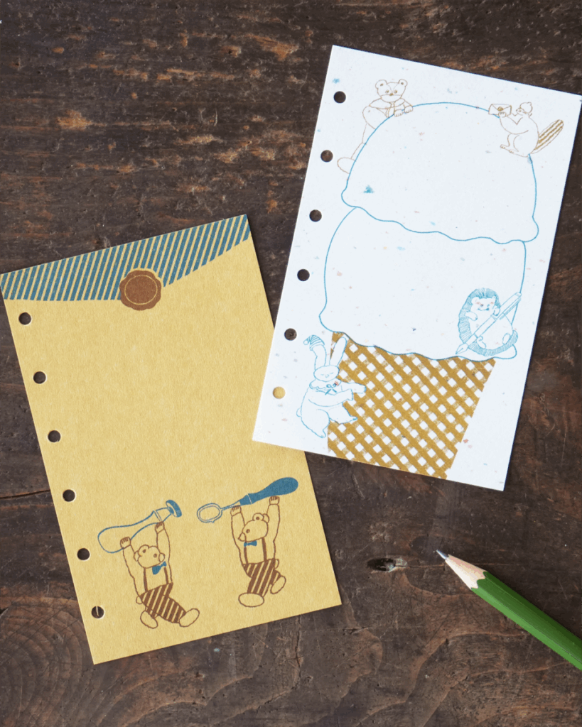 「m6サイズリフィル（全2種）」”シーリングスタンプするクマ兄弟”がキュートな封筒風デザインとこの夏にぴったりなアイスクリームデザインの2種類です。お手持ちのリフィル手帳にコレクションしてみてはいかがでしょうか。（700円／Illustration：トビマツショウイチロウ）