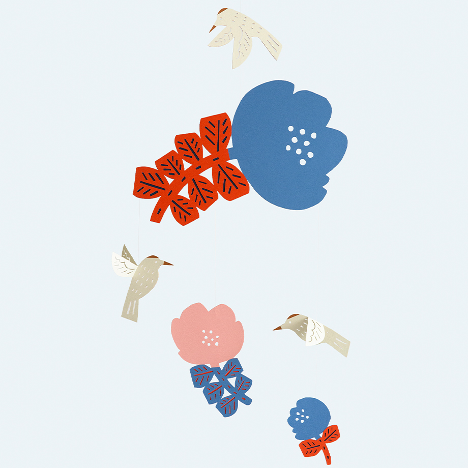 「ペーパーモビール：花とハチドリ」花のまわりをハチドリがそっと羽ばたいています。