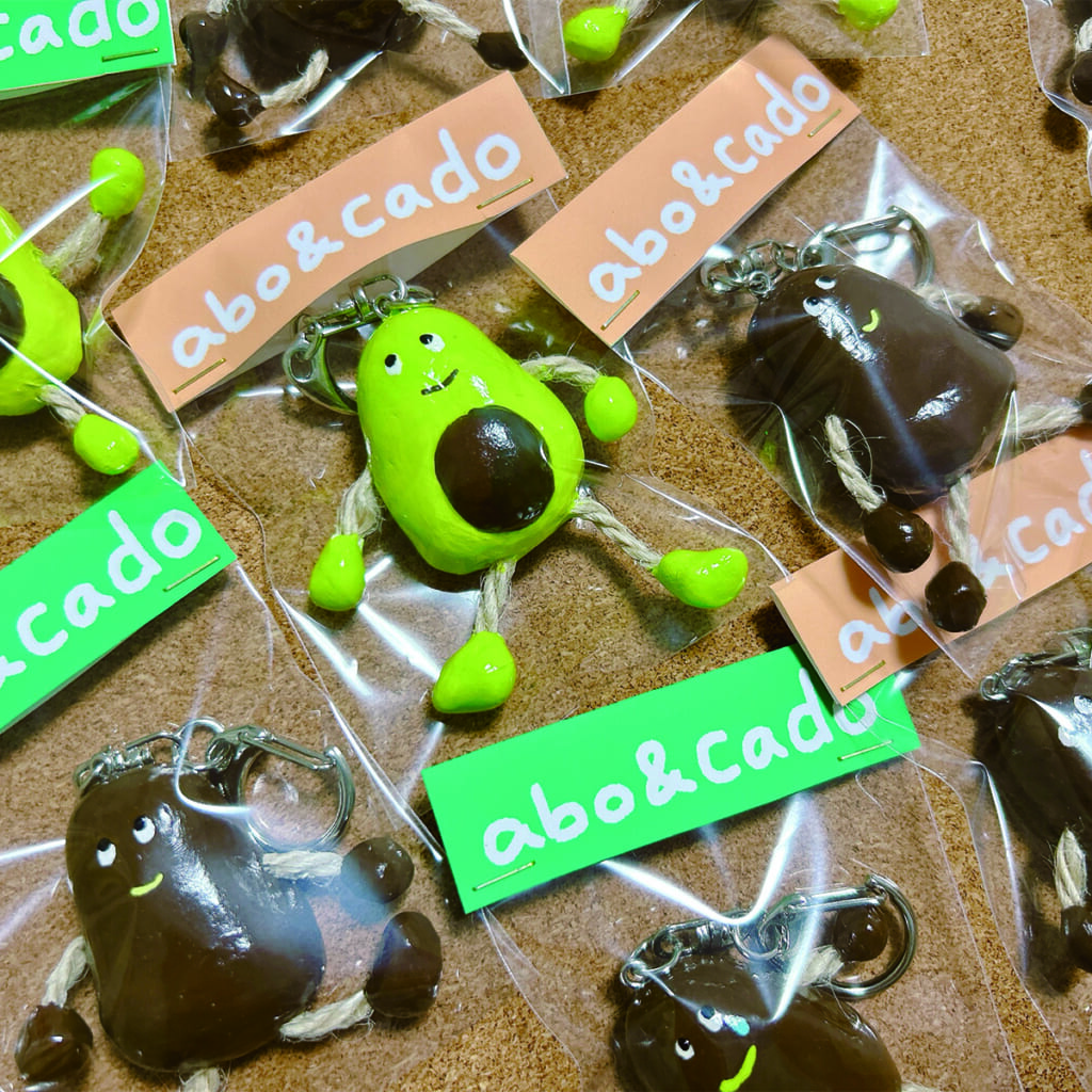 「abo & cado キーホルダー」手足がブラブラするアボカドのキーホルダーです！　お土産にどうぞ！