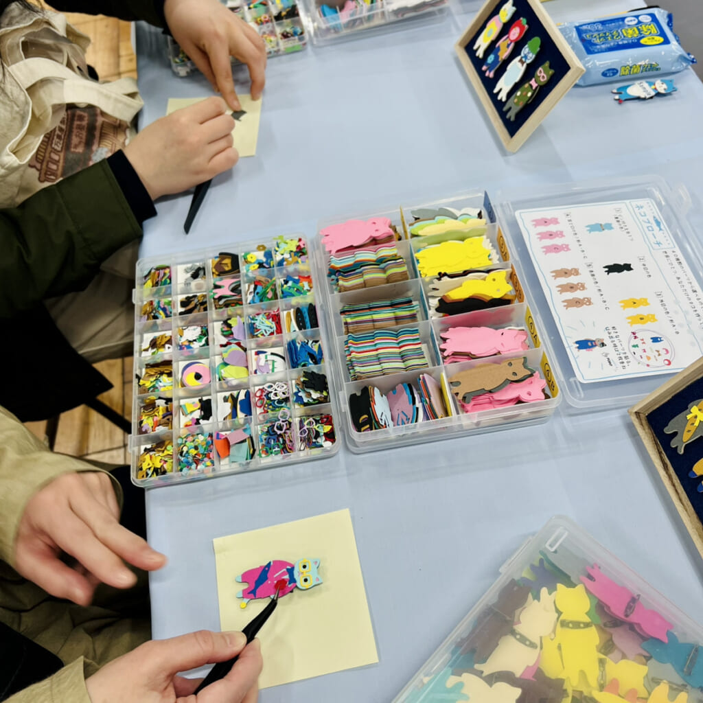 「ネコブローチワークショップ」春の限定パーツを使って、自分だけのネコを作れます。