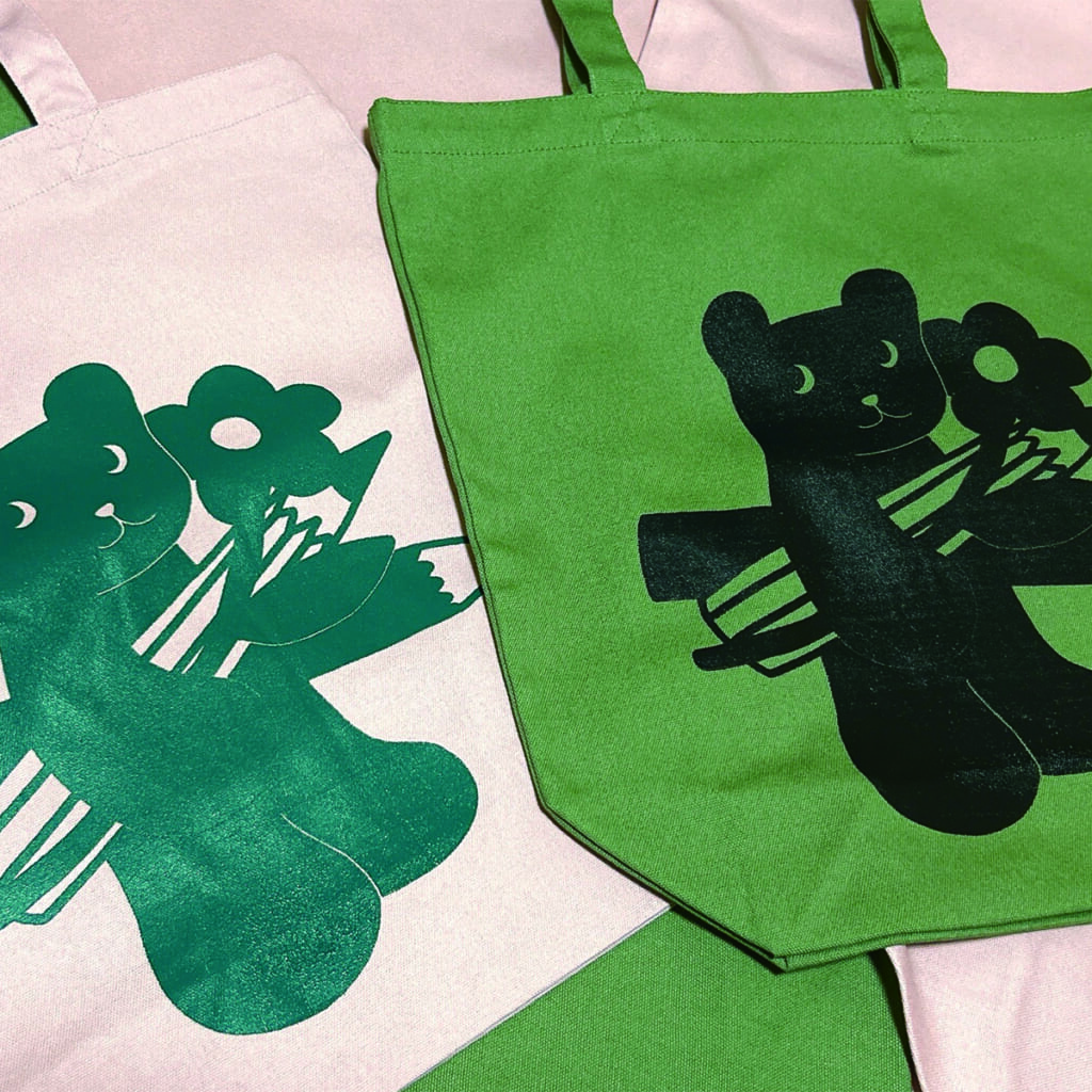 「draw every day bag」しっかりした生地なので、毎日使えますよ。画材やちょっと重い荷物でも余裕で入りそうです！