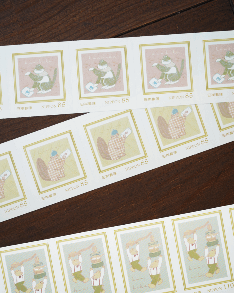 「 切手（5枚綴り）」荷物が届いて、この切手が貼ってあったら思わずキュンとしてしまいそうです。（85円切手：1,000円／110円切手：1,250円／Illustration：トビマツショウイチロウ）
