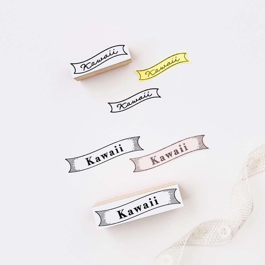 「 Kawaii リボンはんこ 」タイトル的に使ったり、別の紙に押してからチョキチョキして重ねを楽しんだり、ふんわりリボンでデコのアクセントに。