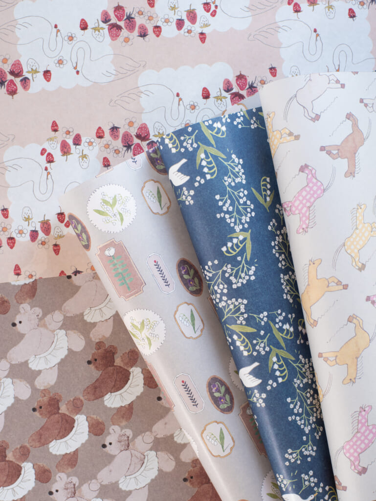 きたがわじゅりさんの包装紙が初登場！　淡く甘いカラーリングで5色展開です。