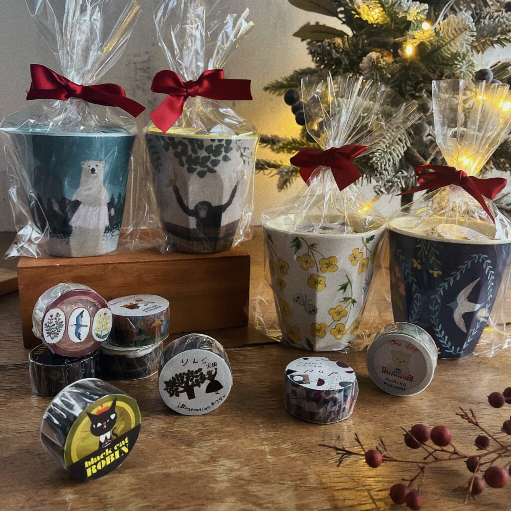 〈紙博限定〉メラミンコップに透明マステがランダムに5種入ったセット。お菓子のようなかわいいパッケージでギフトにもぴったり！