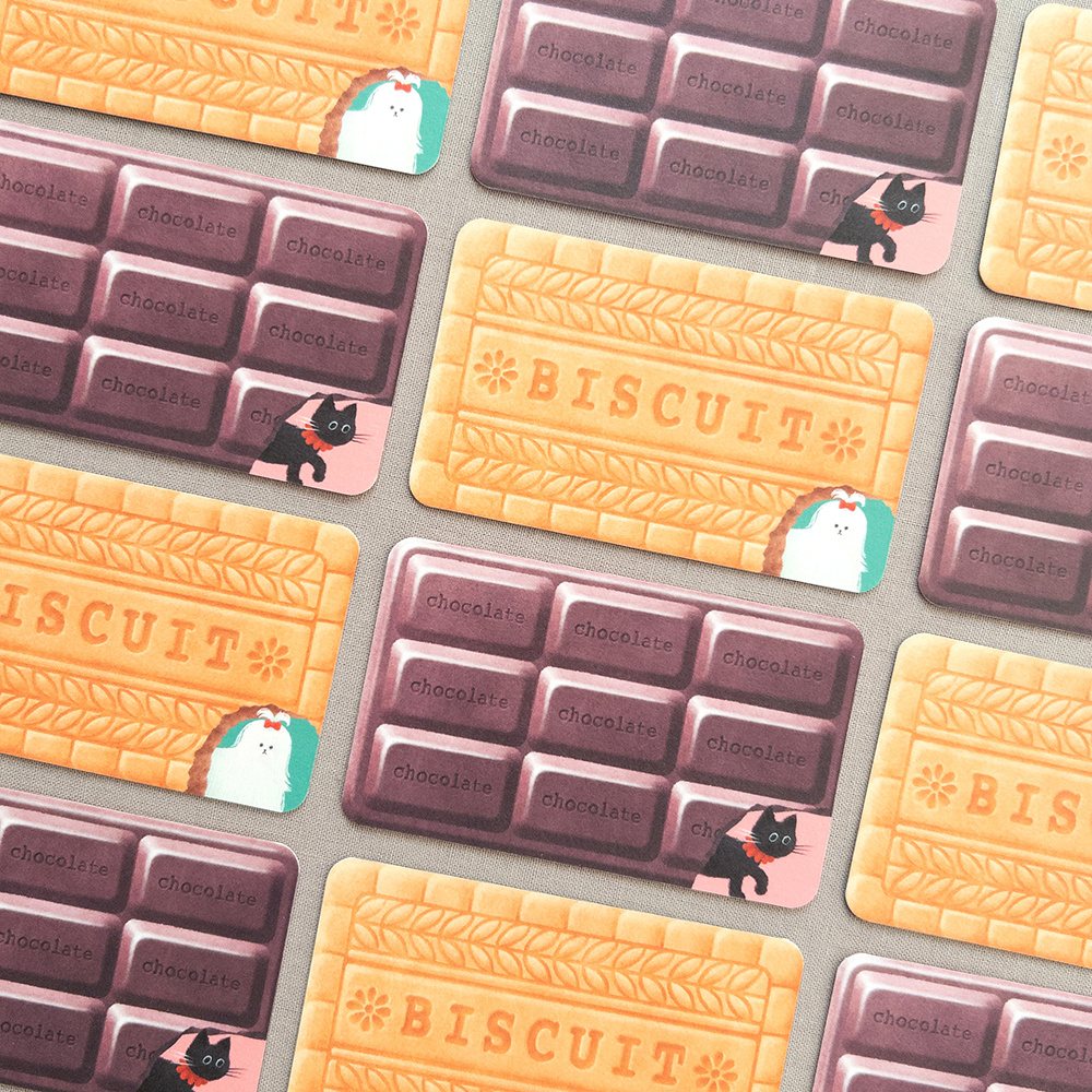 「名刺サイズのビスケットカードとチョコレートカード」ひょこっと覗く動物が。