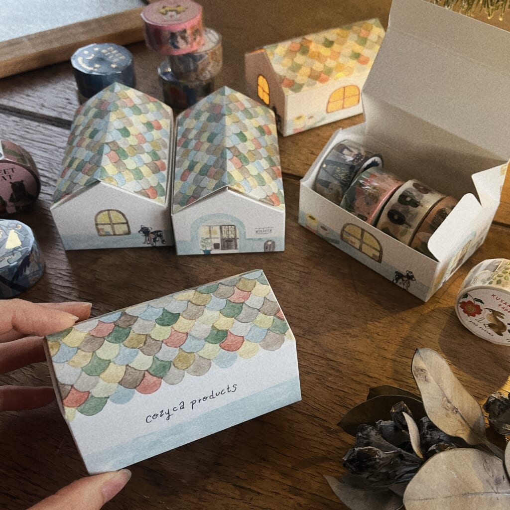 〈イベント限定〉コジカちゃんの住むかわいいマステのおうちが出来上がりました！　お好きな箔押しマステを4つ選んで箱に入れてください。