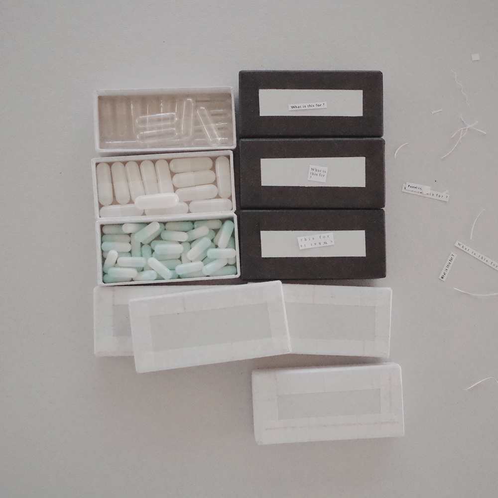 「コラージュの貼り箱」質感のある紙で作った小箱に、小さくて愛らしいものを詰めました。