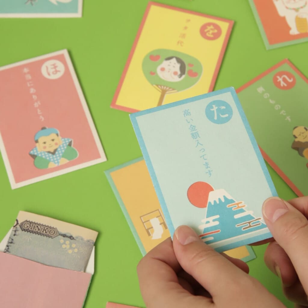 「いろはかるたぽち」いろはかるたをイメージした、遊び心あふれるぽち袋です。くすっと笑える文言とほっこりイラストに癒されます。