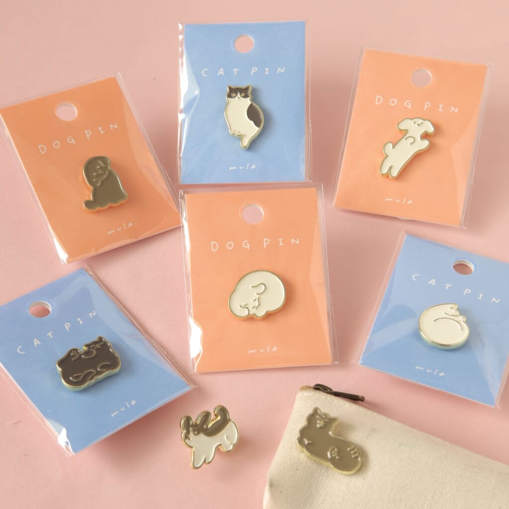 「mula.ピンバッジ」洋服やバッグなどのワンポイントにぴったりなピンバッジです。ねことわんこがそれぞれ4種類ずつの、合計8種類です。