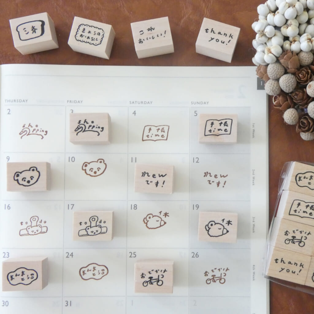 「手帳スタンプpetit12個セット」気軽にぽんぽんと使いやすいミニサイズ。収納ケース付きで片付けも楽です。