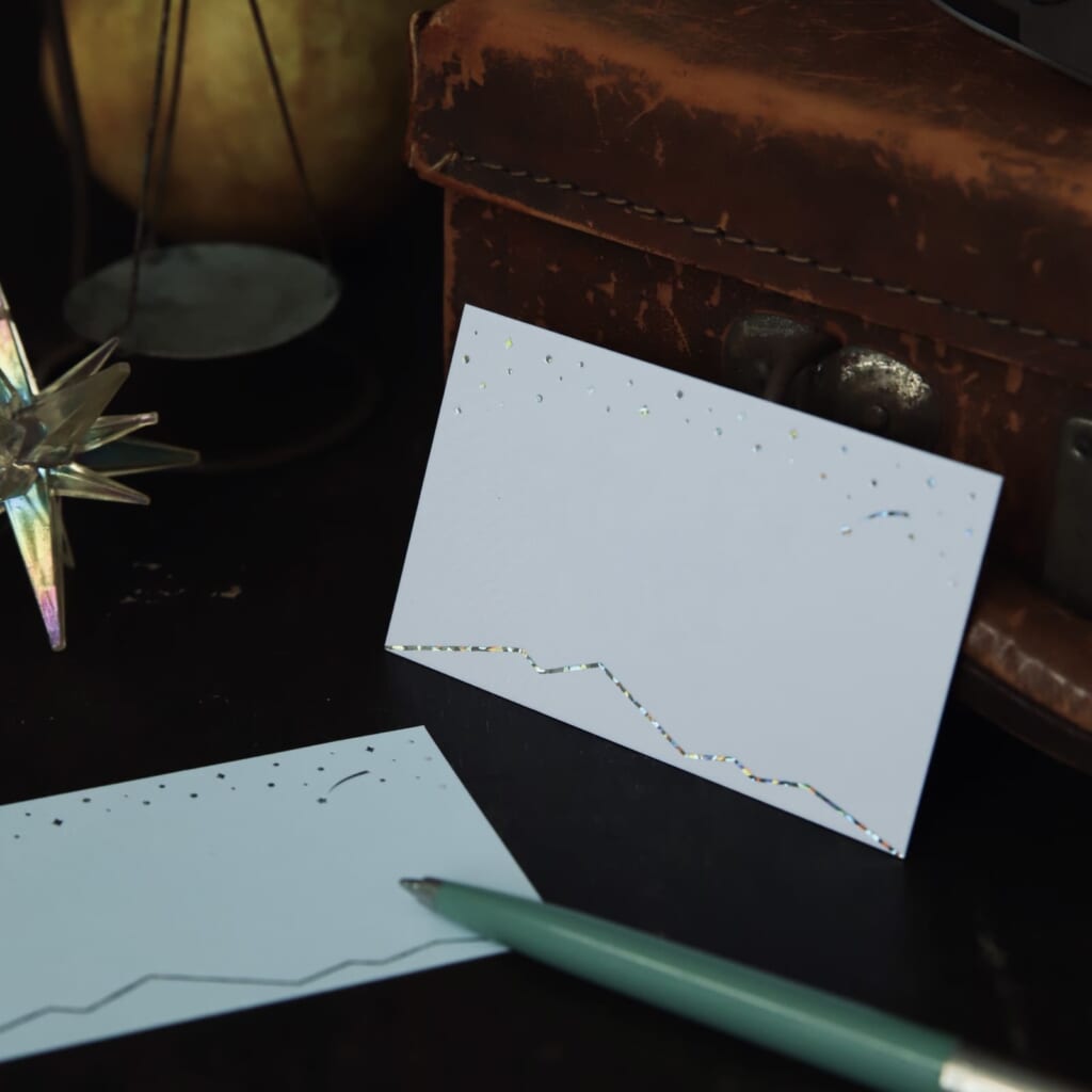 「星くずのメッセージカード」ホログラム箔で描かれた星空と山並みが、贈り物にきらめきを添えるメッセージカードです。