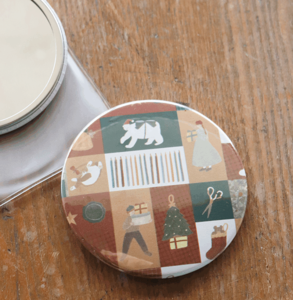 「紙博缶ミラー」携帯しやすい手のひらサイズで、小さめのバッグやポーチにも入ります。カバー付きなのもポイント！（600円／Illustration：トビマツショウイチロウ）