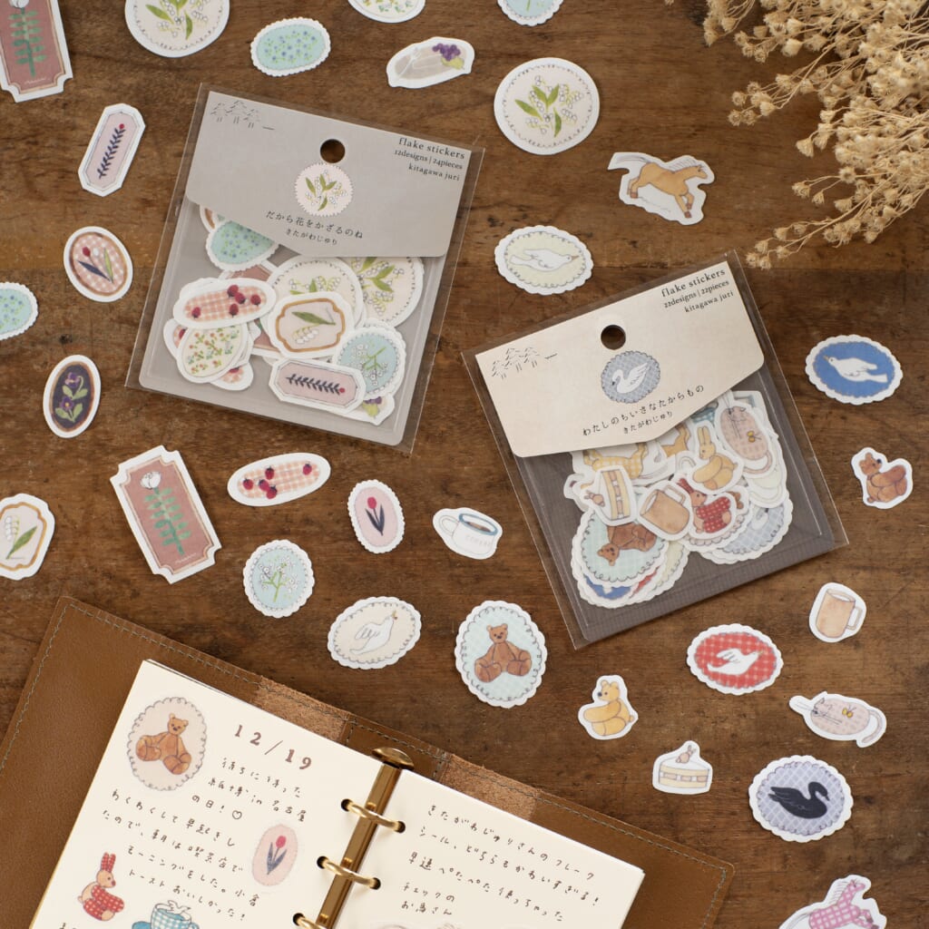 きたがわじゅりさんのフレークシールが2種できました。思わず頬がゆるんでしまうような愛らしいデザイン！