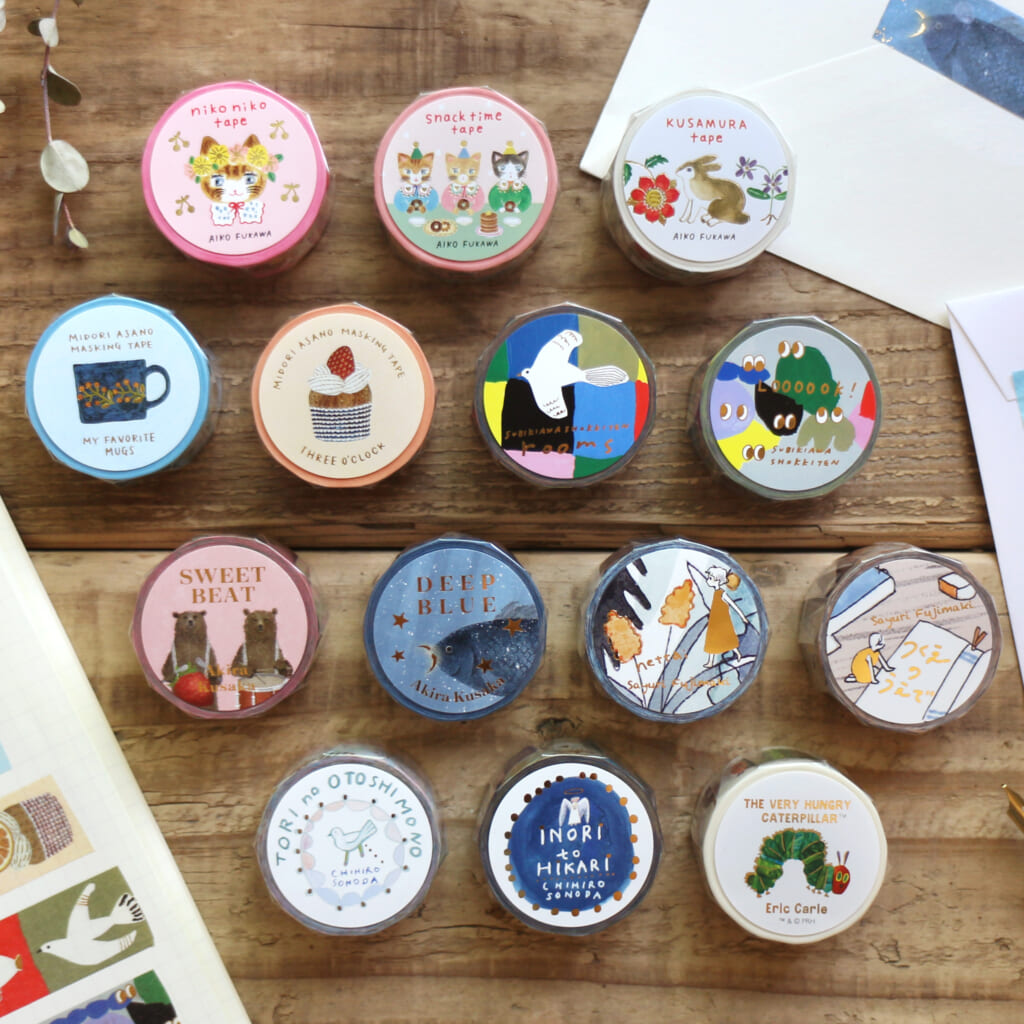 「箔押しマスキングテープ」は現在全17種！　作家さんのイラストに、金の箔押しがキラリ。お手紙や手帳デコ・ラッピングに大活躍です。