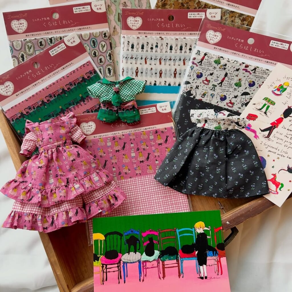 くらはしれいさんのイラストがドール用の生地に（ツクリエ）！ 書籍『くらはしれいの夢みるドール服』（ブティック社）もご用意しました