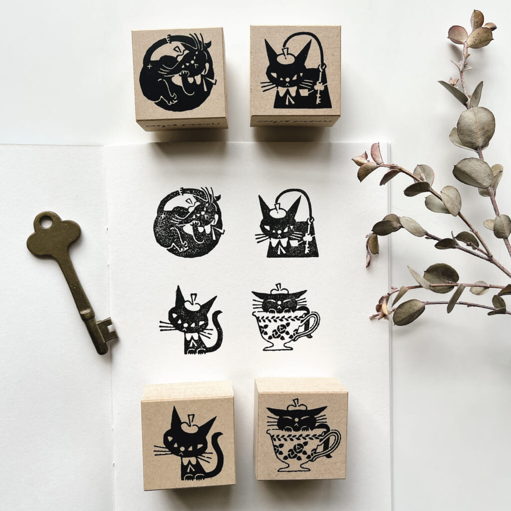 〈新作先行発売〉黒ねこ意匠さんのスタンプ4種。おすまし顔のろびんちゃん。ぜひ黒色で押してみてくださいね。