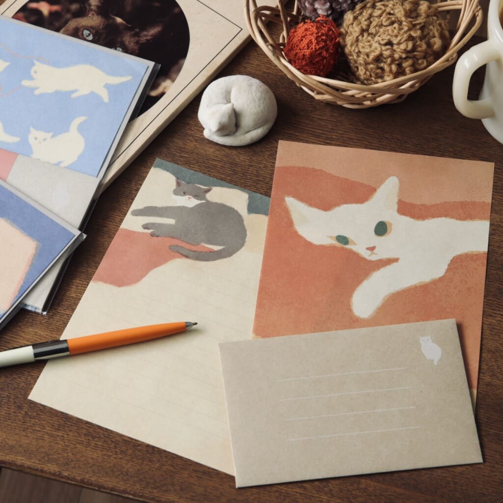 「mula.レターセット」ねこ好きの作家・mulaさんの2種類のイラストの便箋が入った、それぞれに違った表情が楽しめるレターセットです。