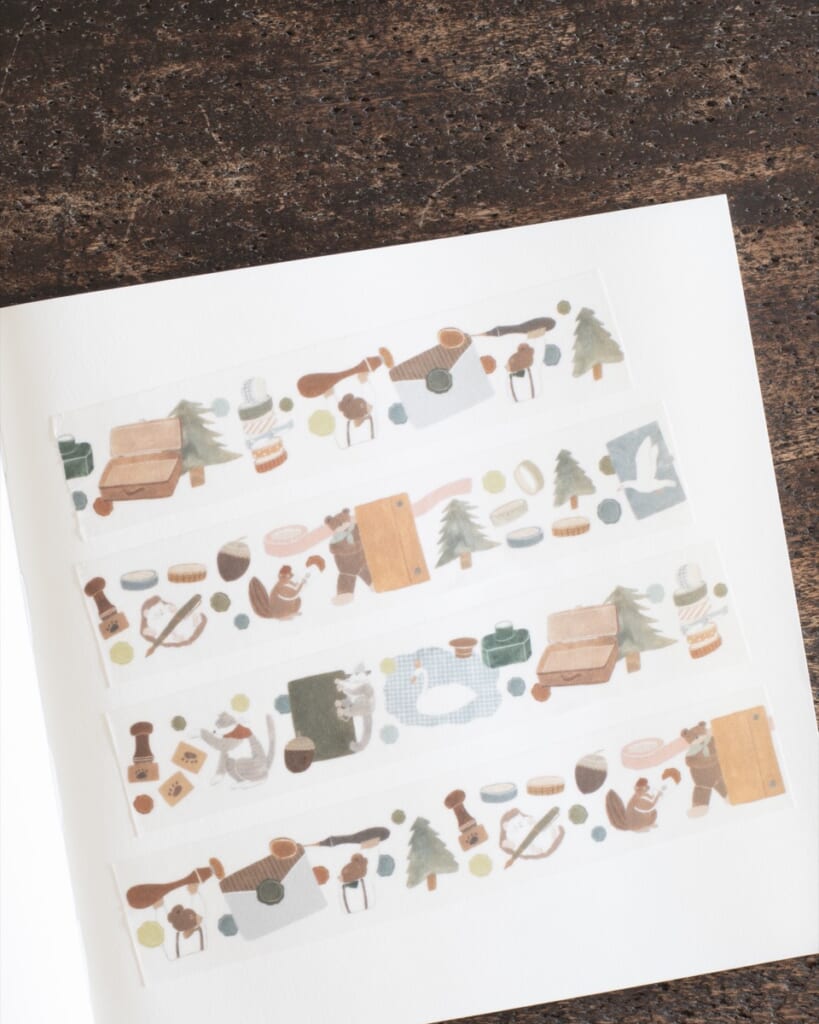 「マスキングテープ」すーっと伸ばせば、たちまち動物たちと文房具の世界が広がるマスキングテープ。淡い色使いと、繊細なタッチのイラストの虜になってしまいそう！（800円／Illustration：トビマツショウイチロウ）