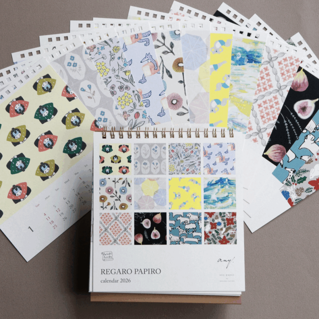 2026年のREGARO PAPIROオリジナルカレンダーは、使い終わったらハガキサイズに切り取ってポストカードとして使える一石二鳥な卓上カレンダーです。
