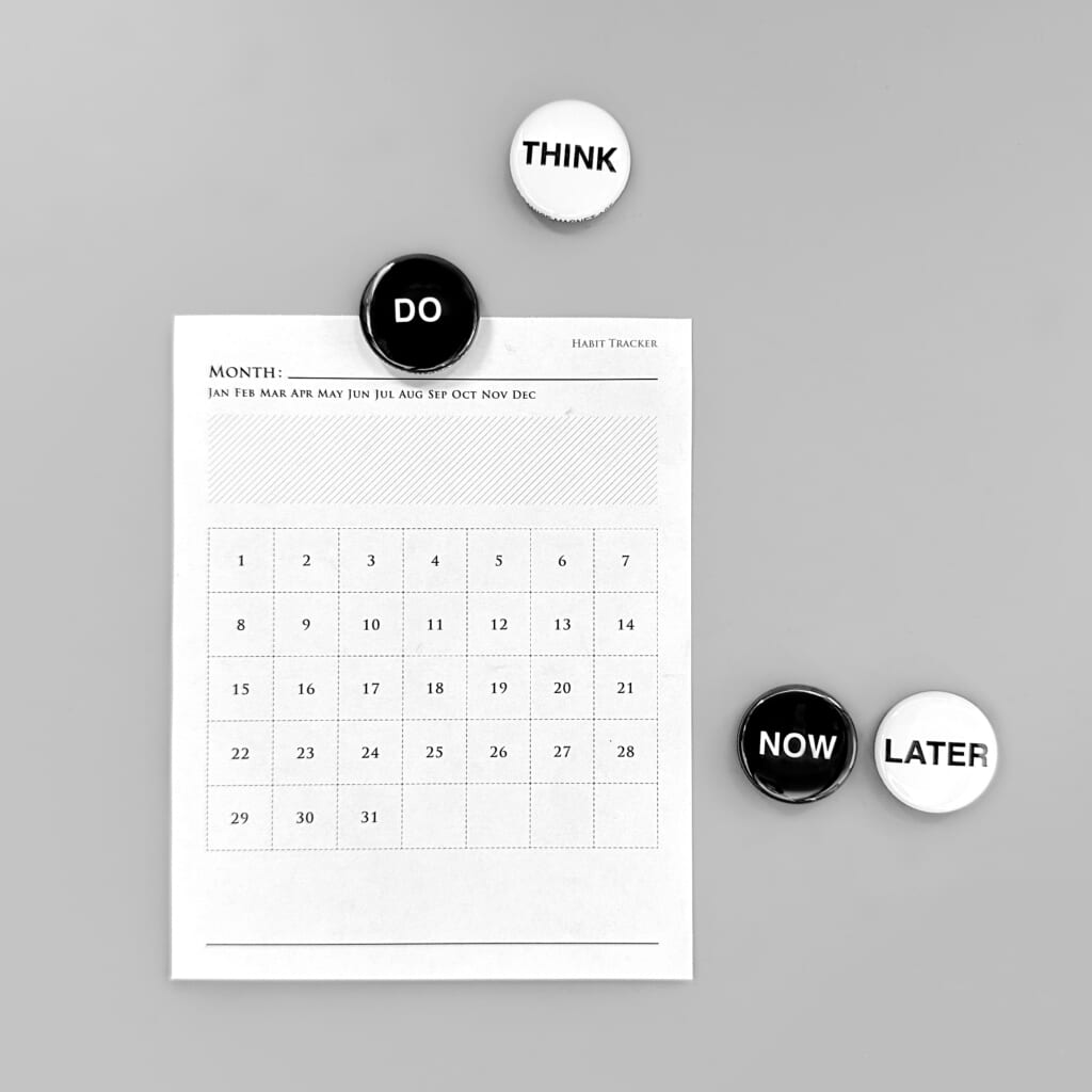 「NOW_LATER」「DO_THINK」白と黒で思考を整理するマグネット。