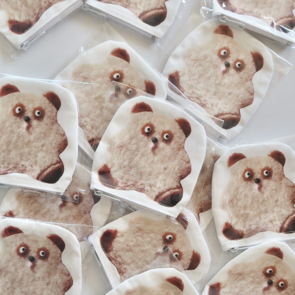 「パンクマダイカットポーチ」パンダになりたかったクマさんの手のひらサイズの小さなポーチです。裏面はクマさん。手帳小物の整理にもどうぞ。