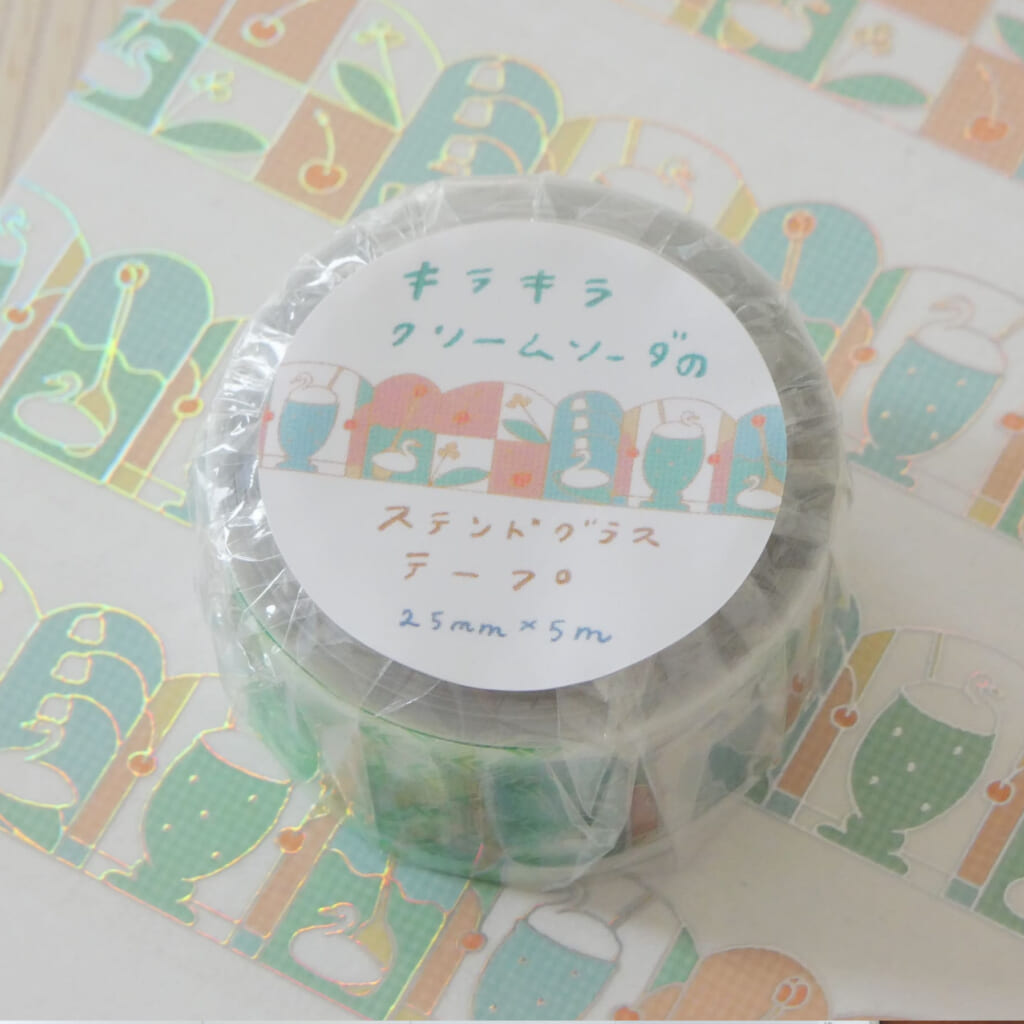 「キラキラクリームソーダのステンドグラステープ」線画がキラキラと見る角度により色が変わります。剥離紙付きなのでカットしてお裾分けにも！