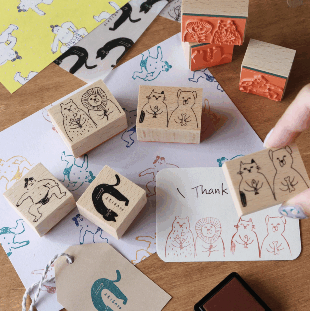 包装紙の人気の柄がスタンプに。スタンプなら自分で好きな紙でオリジナルのデザインペーパーを作ることもできます。