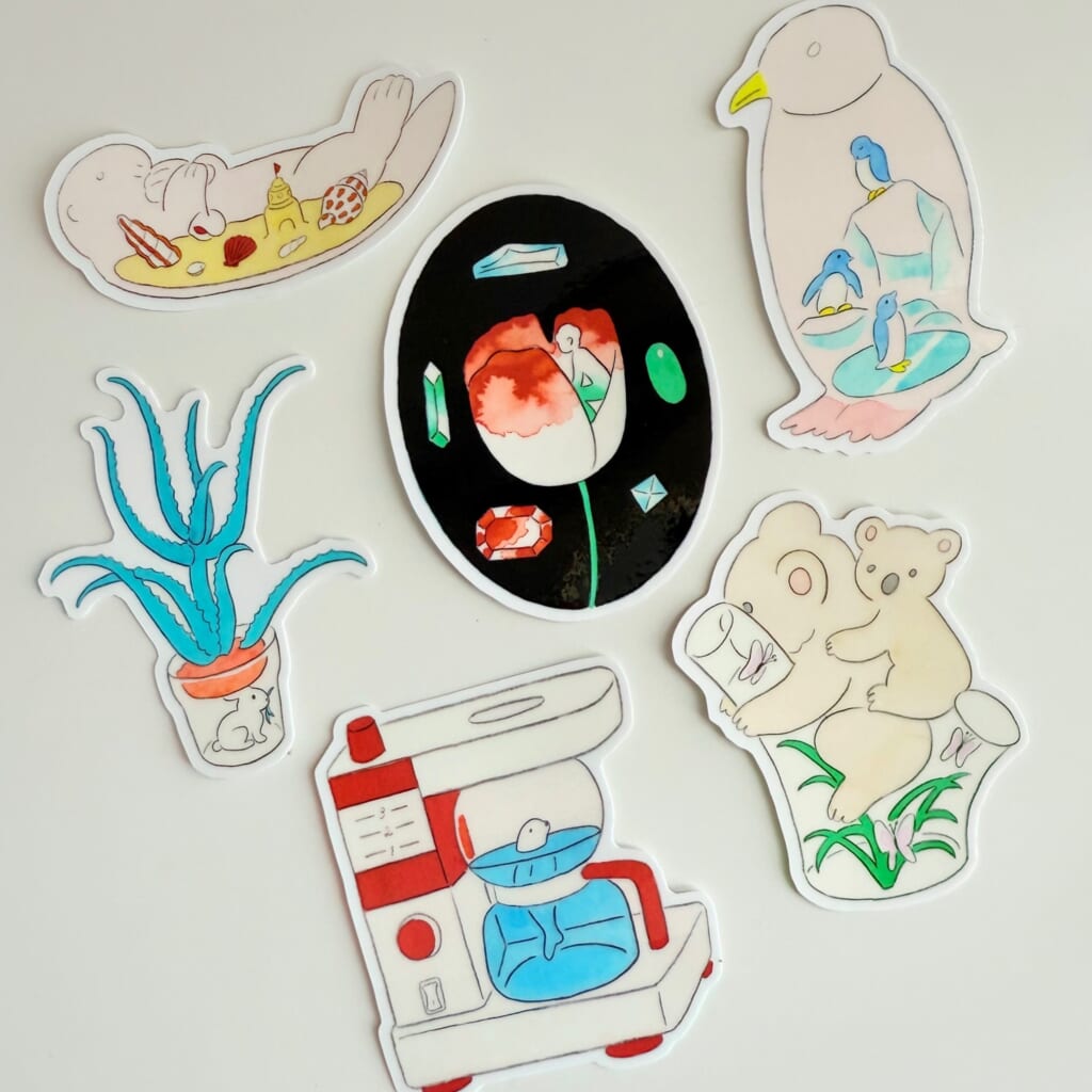 「ダイカットステッカー」イラストのステッカー。貼るだけでなくスマホに挟むのもおすすめです。