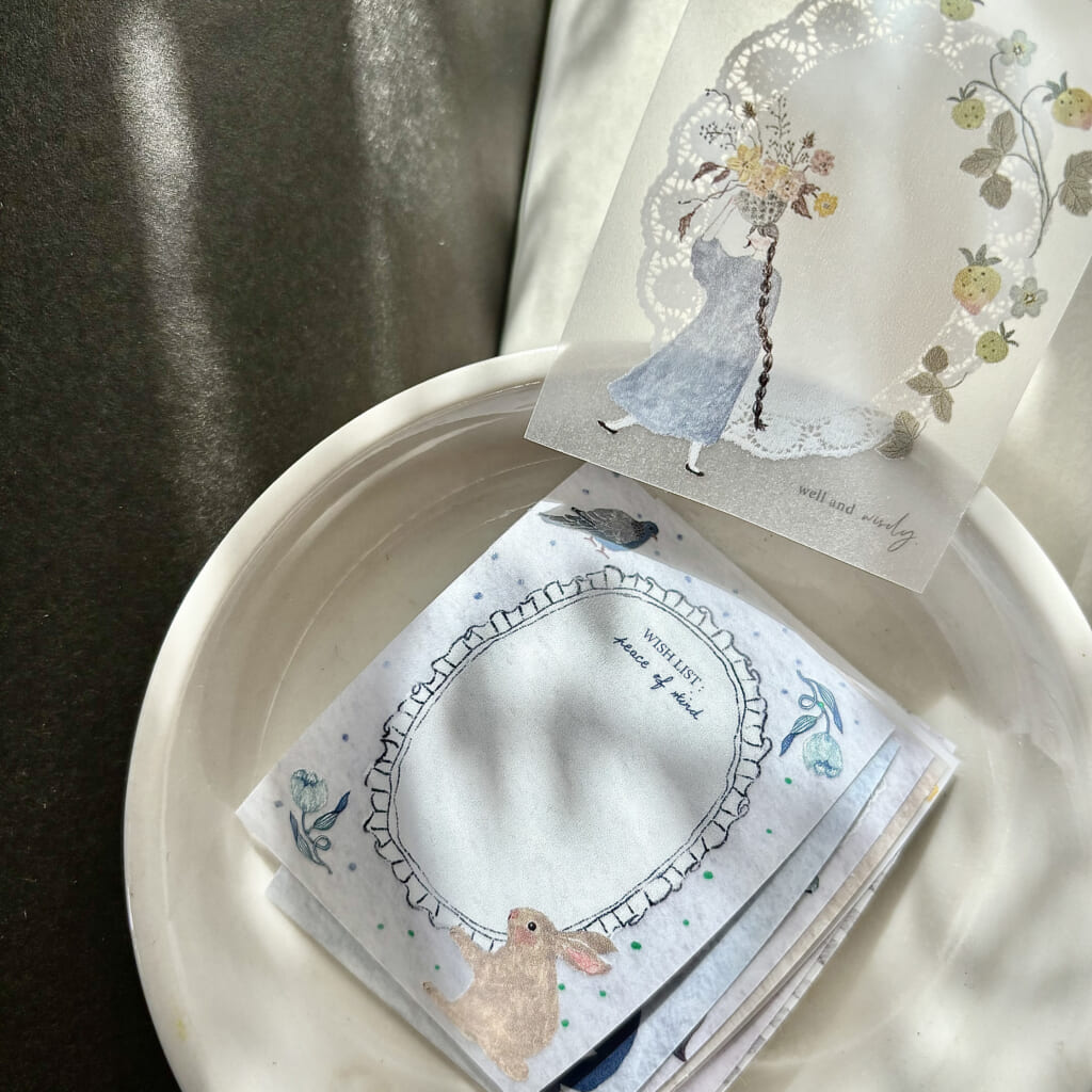 「付箋 paper tape」半透明感のある紙に白インクで印刷されており、柄がとても綺麗です。