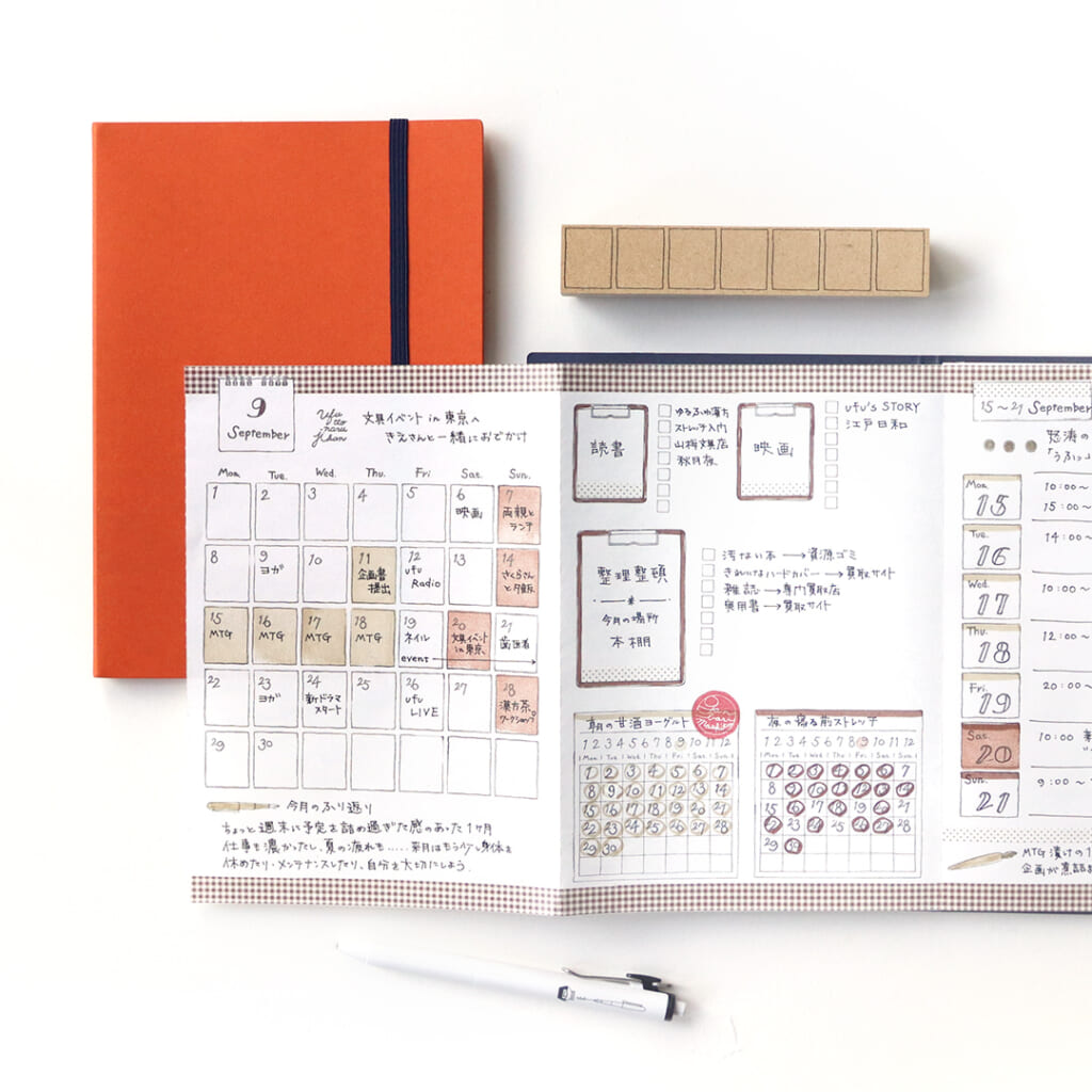 +lab定番商品「accordion note A5」枠はんこを使ってオリジナルの手帳づくりにおすすめです。じゃばら状に繋がったページを広げれば、記録を俯瞰できます。