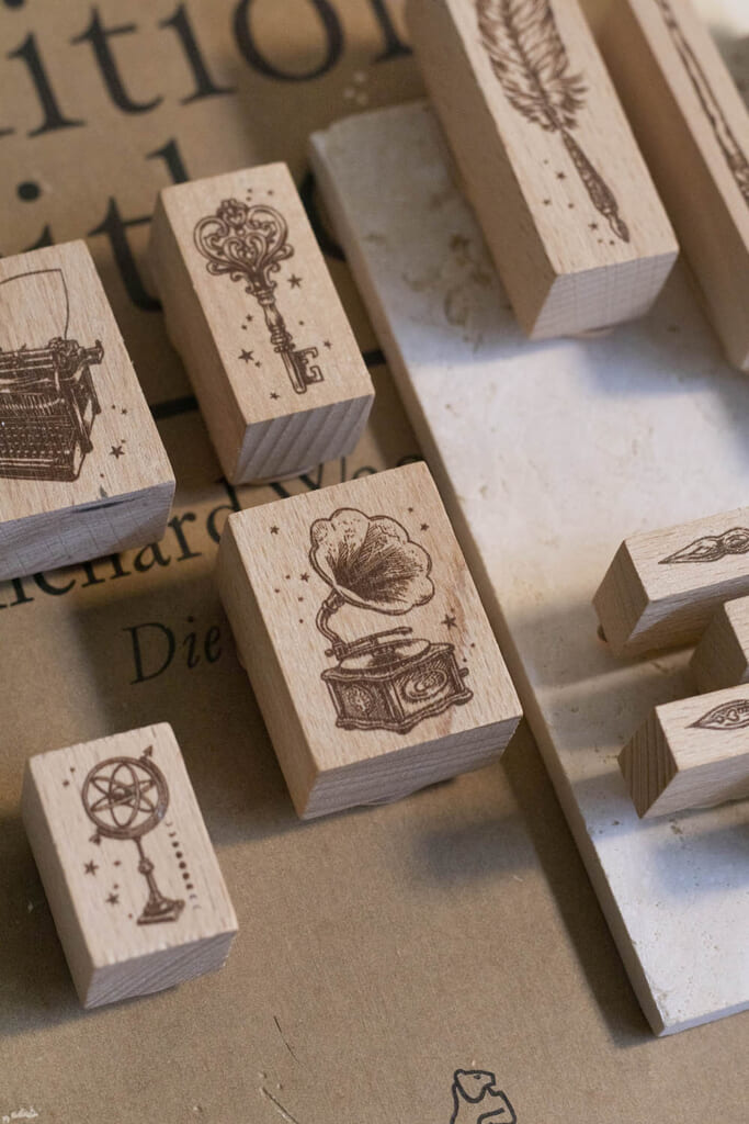 「デスクトップ・レトロモチーフスタンプ」鍵、タイプライター、蓄音機、つけペン、ペン先など、クラシカルなモチーフを集めたスタンプです。