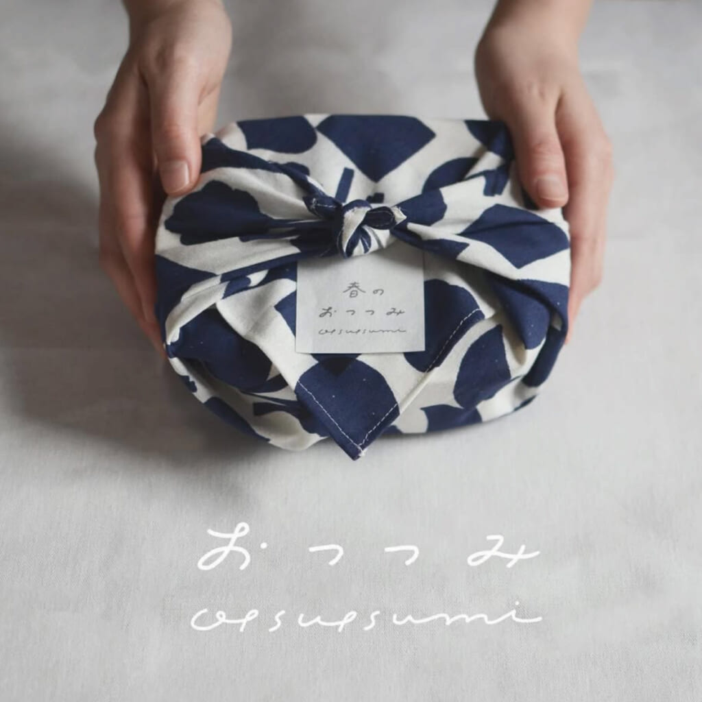 「焼菓子お弁当」季節の焼菓子の詰め合せを折々のテキスタイルで包んだ、ハンカチとセットのお弁当です。