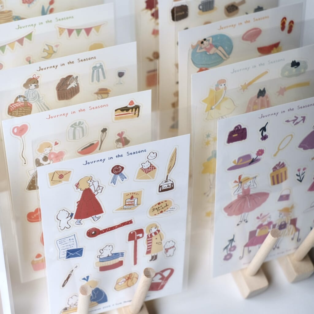 「12種類のシール」季節のめぐりをテーマに、女の子と12種類の季節のモチーフを描きました。色やモチーフでぜひお気に入りを見つけてください。