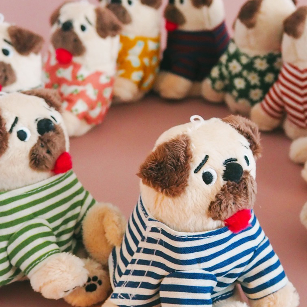 「with me! PUGぬいぐるみ」オリジナルのぬいぐるみです。お洋服は着せ替えができます！　いつも連れて歩いてね。税込5,500円。