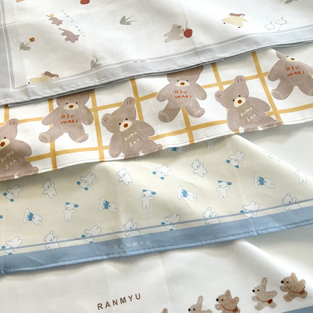 「バンダナハンカチ」50㎝×50㎝綿100％です。小物入れのカゴにかけておいたり、ハンカチとして使ったりしていただけます。