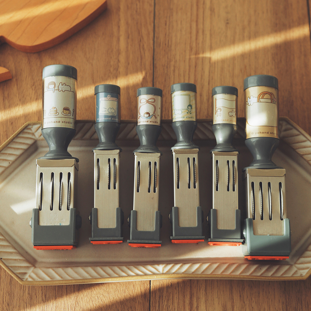 「日付スタンプ」可愛いイラスト入りの調整可能な日付スタンプで、手帳をもっと楽しく。