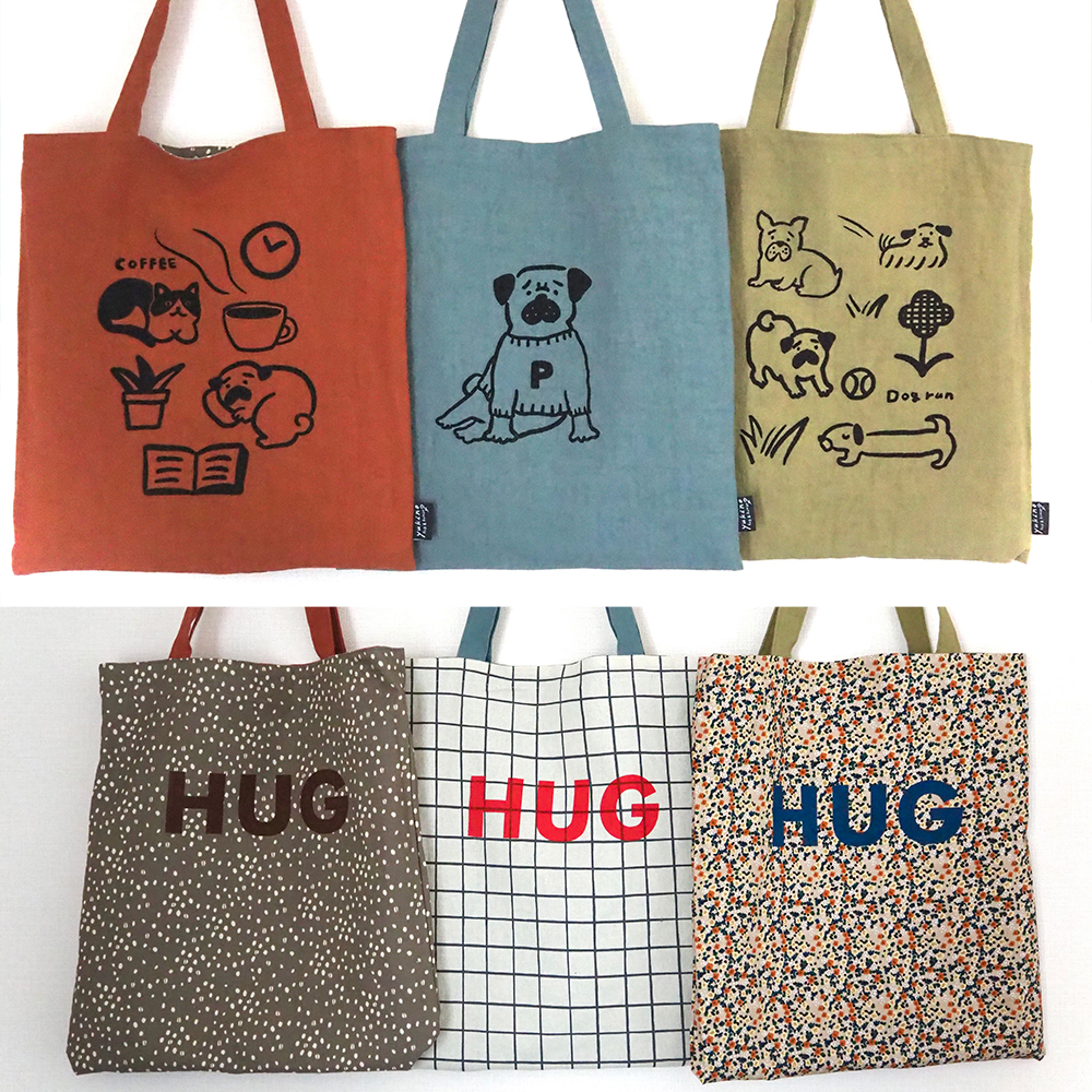 「HUGinトート」リバーシブルのトートバッグ。内側にはHUGの文字が！　人気アイテムです。税込8,250円。